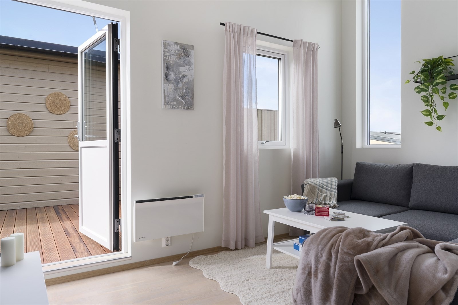 2. etasje byr på en lys og hyggelig TV-stue med god plass til sofagruppe og ønsket møblement. Galleribilde