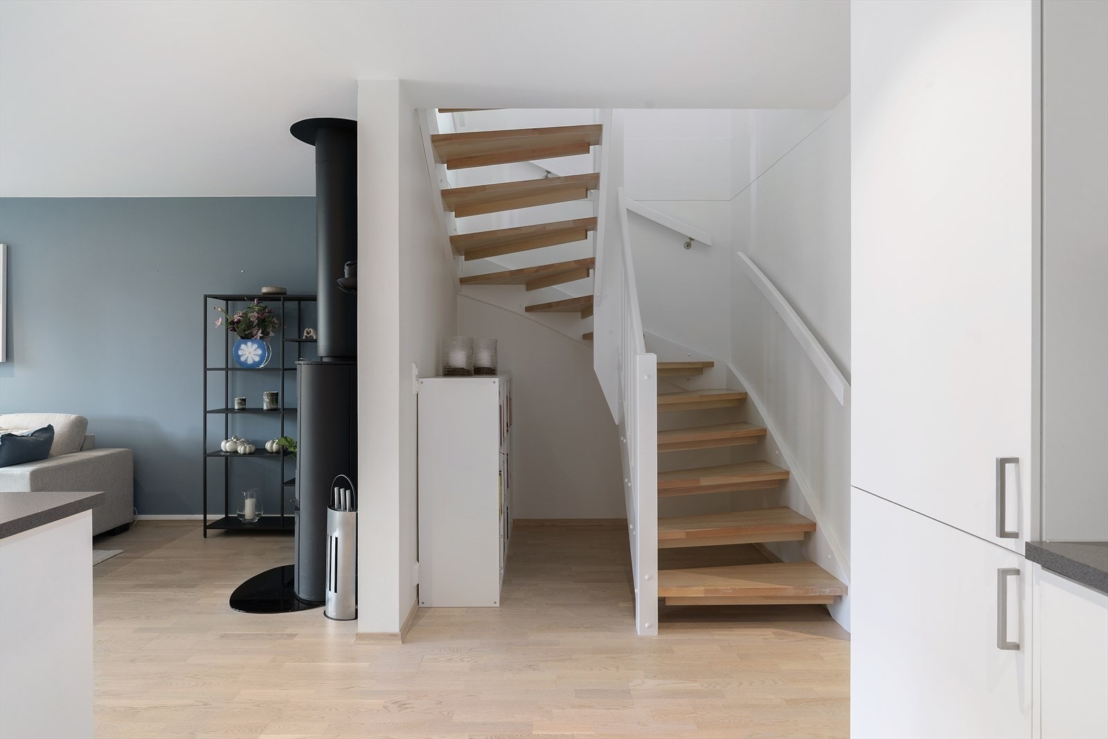 Trapp opp til 2.etasjen. Lagringsplass under trappen Galleribilde
