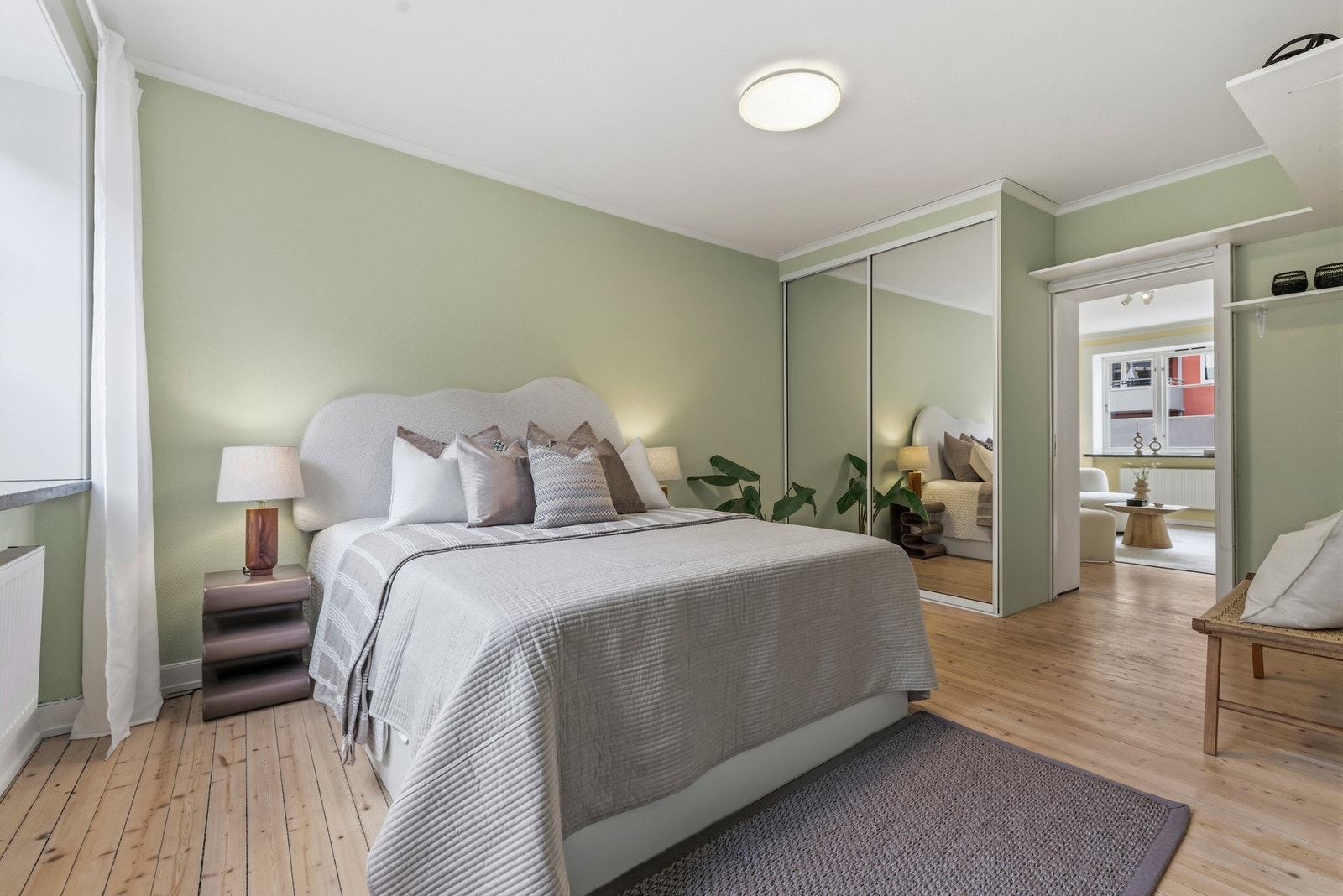 - Meget romslig soverom med god plass til dobbeltseng og nattbord - Galleribilde