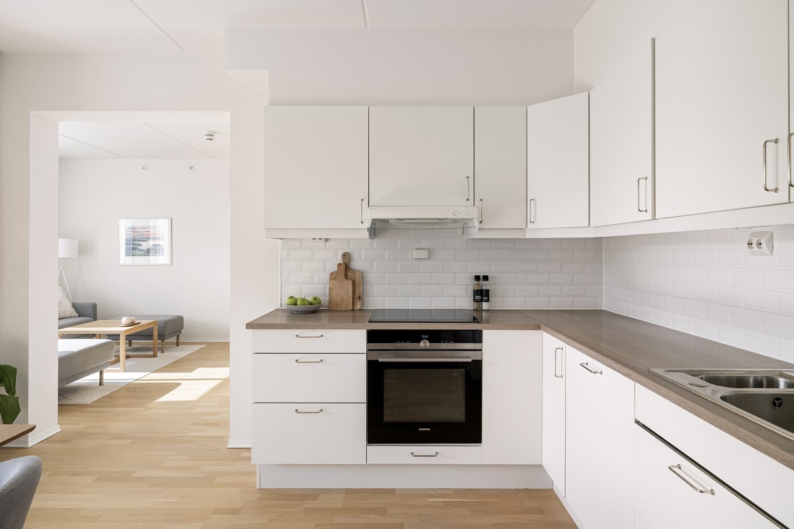 - Kjøkkenet er fra Sigdal og har lekre Subway-fliser som backsplash - Galleribilde