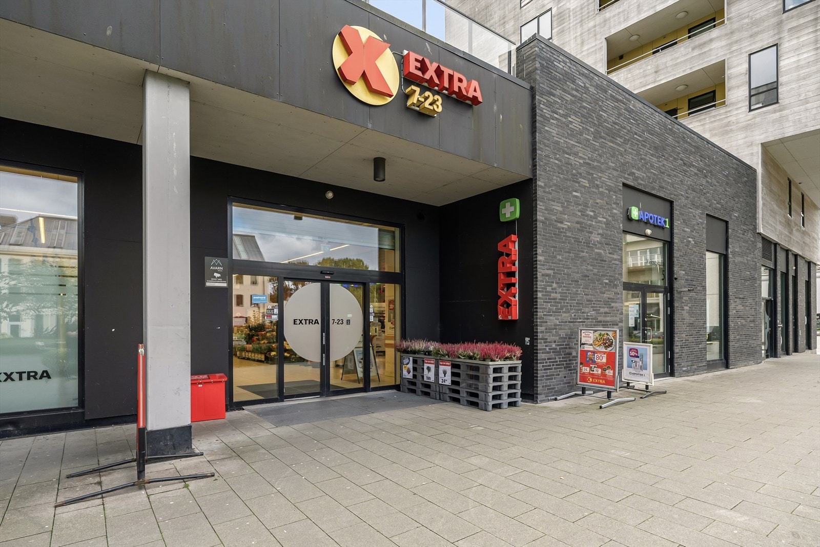 - Coop Extra og Apotek i 1. etasje av bygget - Galleribilde