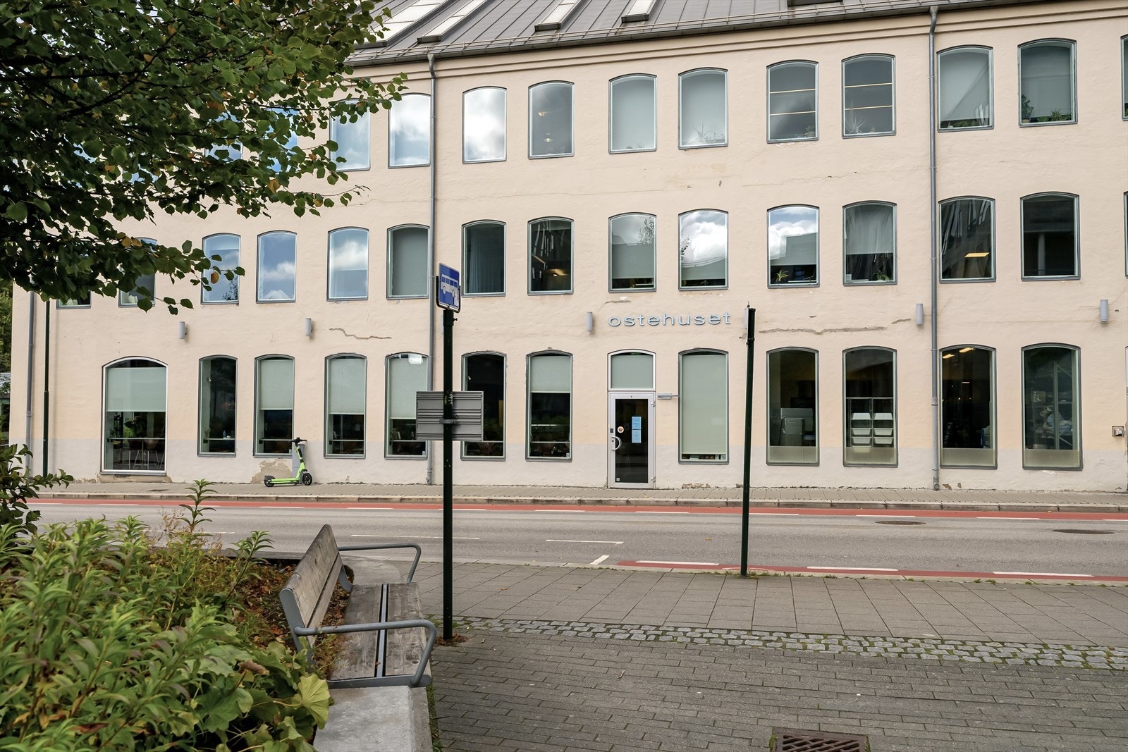 - Ostehuset og Kanelsnurren er to favoritter like over gaten - Galleribilde