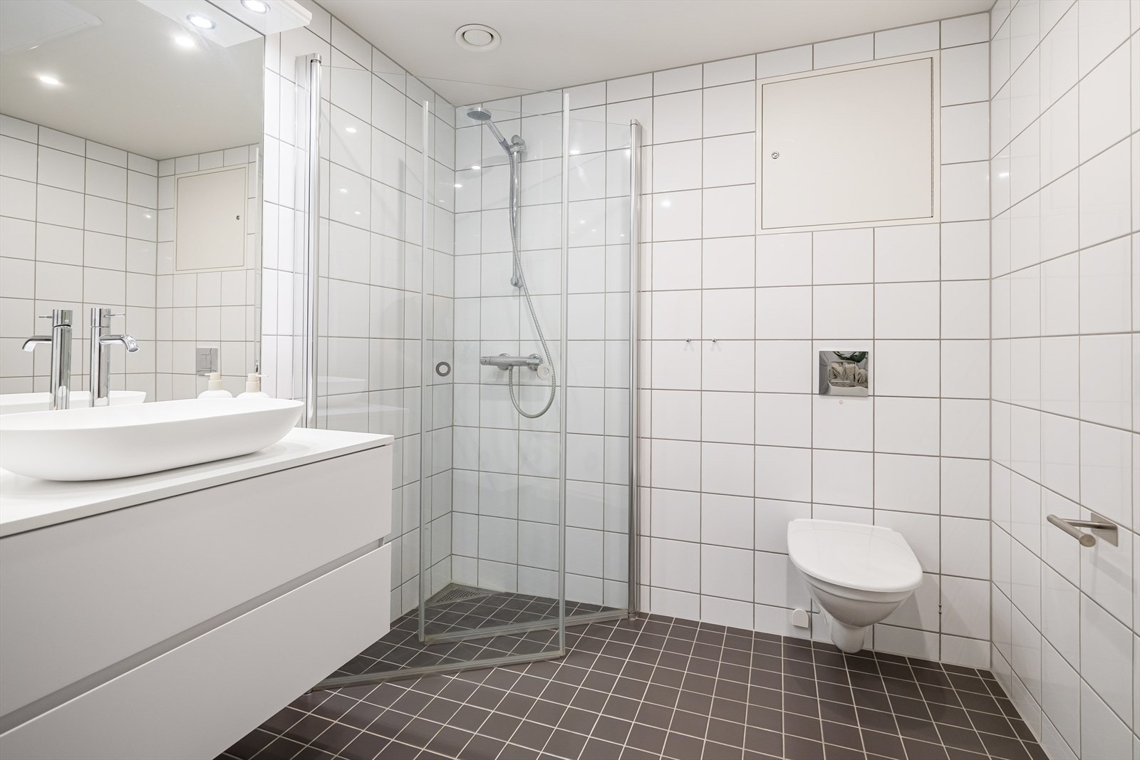 - Baderommet er flislagt med varme i gulv - Galleribilde