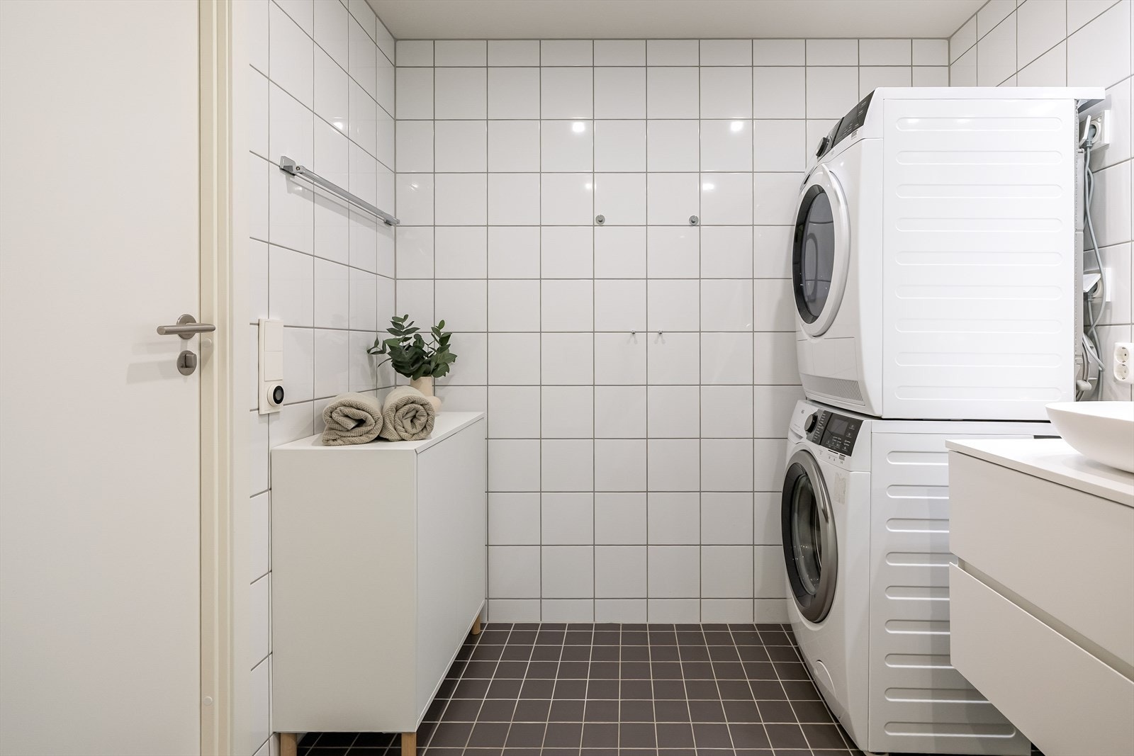 - Opplegg for både vaskemaskin og tørketrommel, og ellers god plass til ytterligere oppbevaring - Galleribilde