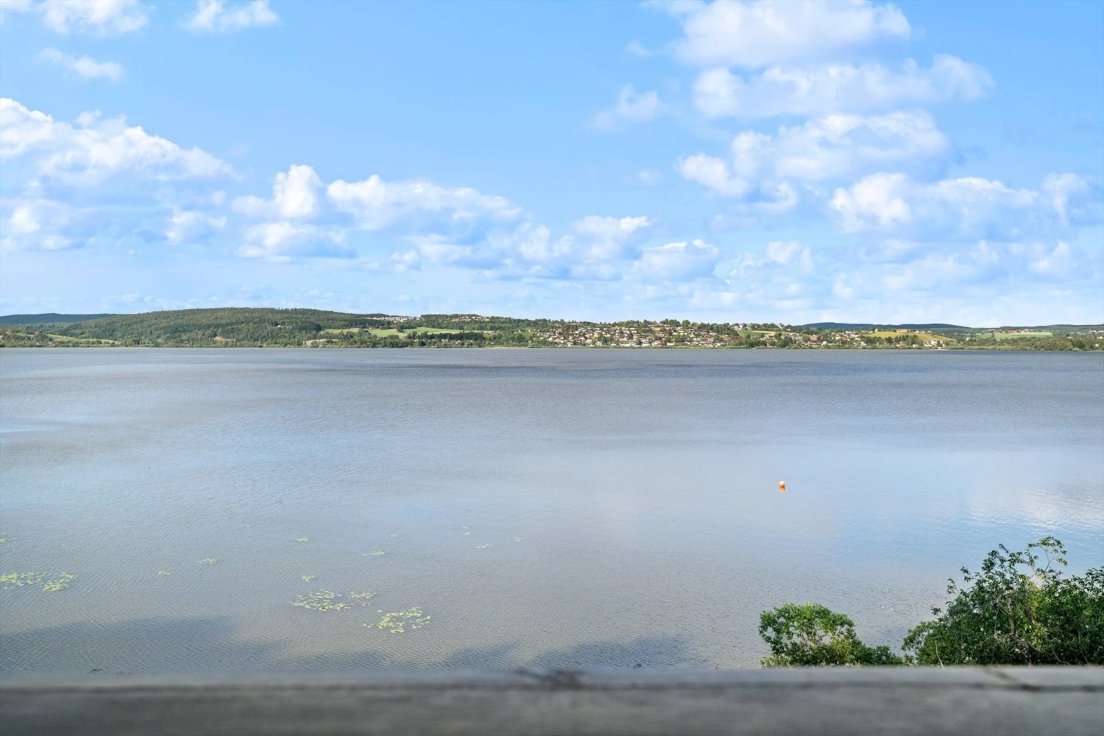 Beliggenheten gir nærhet til både Lillestrøm (10 min) og Oslo (29 min). Galleribilde