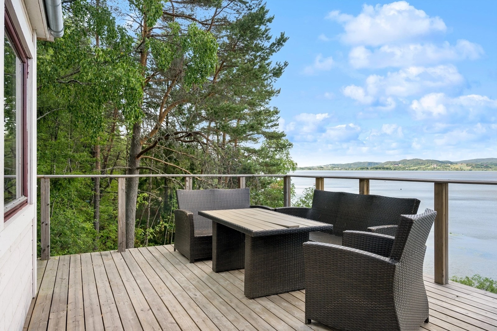 Fritidseiendom med en idyllisk og usjenert beliggenhet ved vannet. Galleribilde