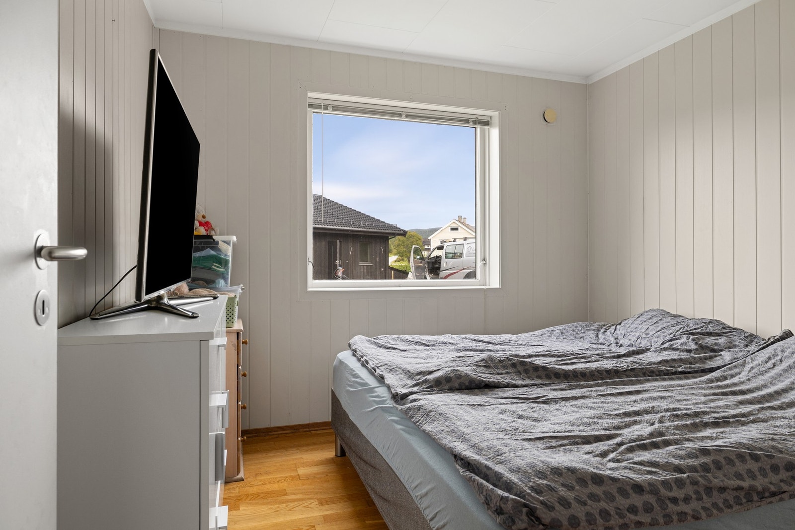 Soverom nr 2 med plass til seng, nattbord og kommode/garderobeskap. Vinduet vender mot nord/øst. Galleribilde
