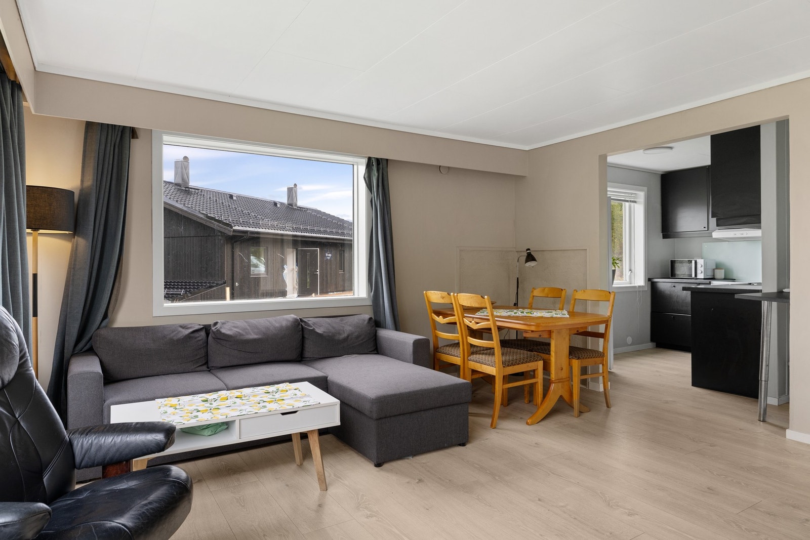 Det er plass til møblering av både sofa- og spisegruppe. Dels åpen løsning til kjøkkenet. Galleribilde