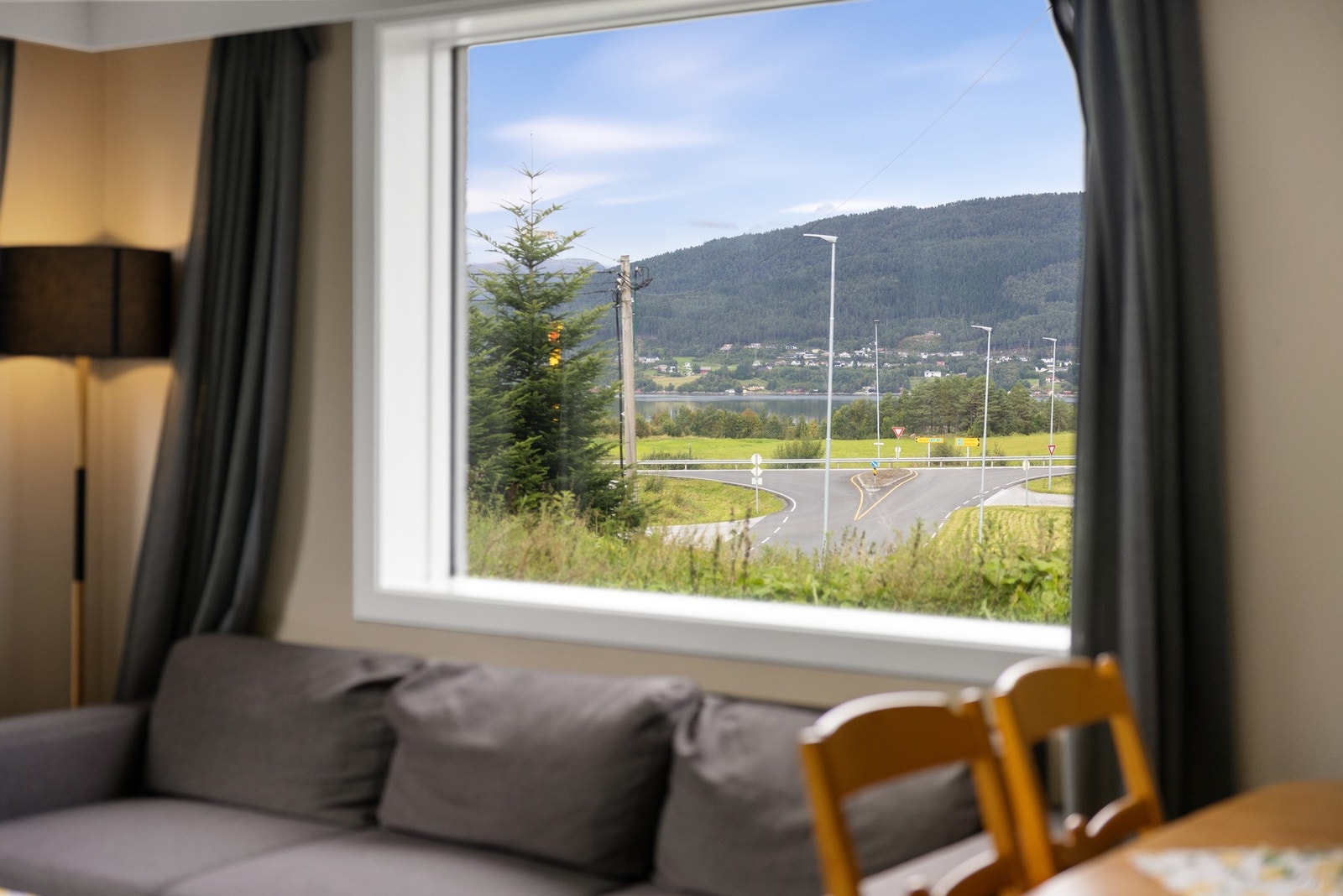 Fra boligen er det utsikt mot nord til Skodjevika og Nihusen. Galleribilde
