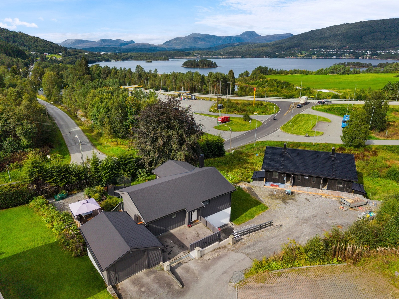 Sentralt og nært både butikk, buss, skole og barnehage. Galleribilde
