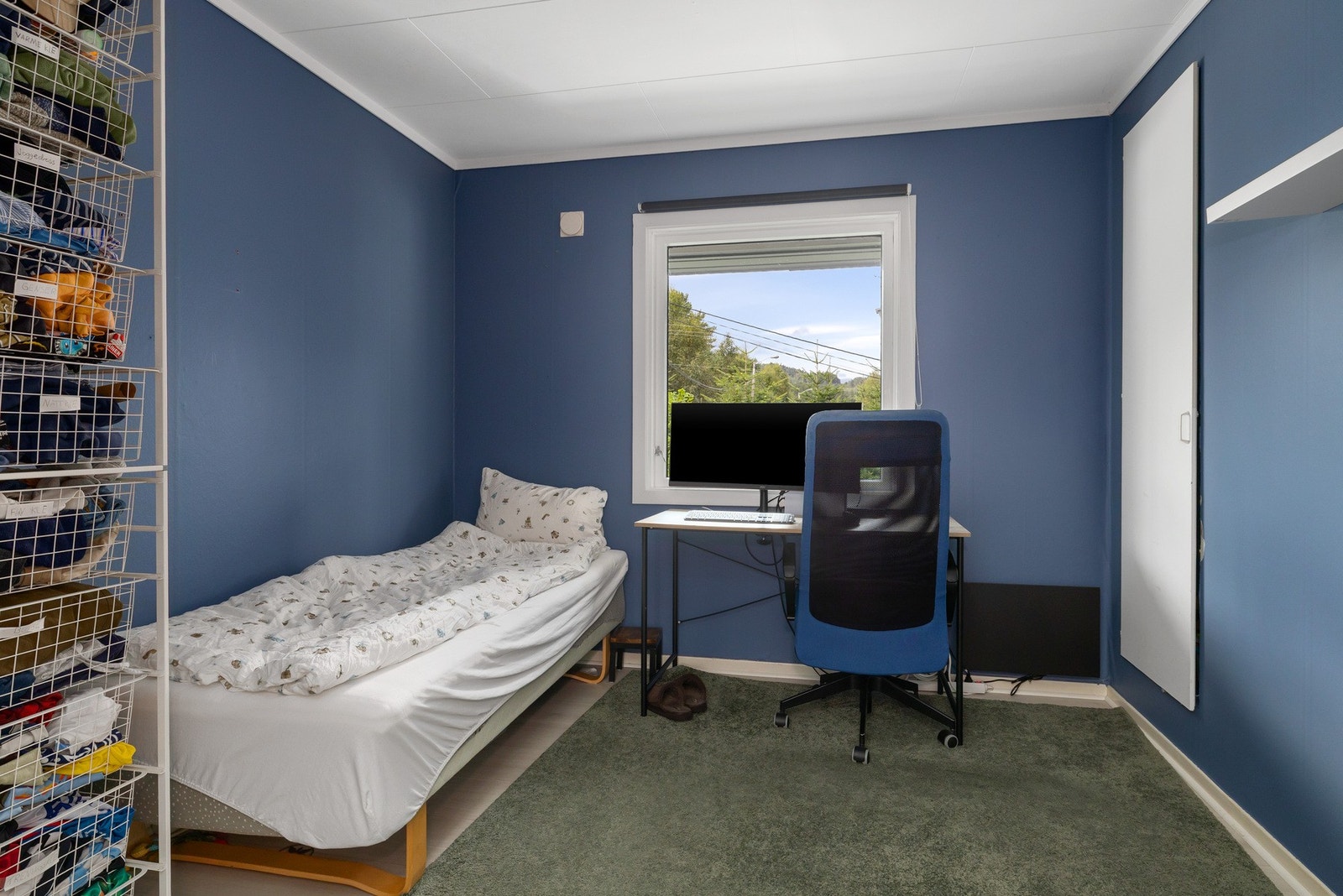 Soverom nr 2 med plass til seng og nattbord, kommode/garderobeskap og skrivebord. Inngang til høyre til en bod. Galleribilde