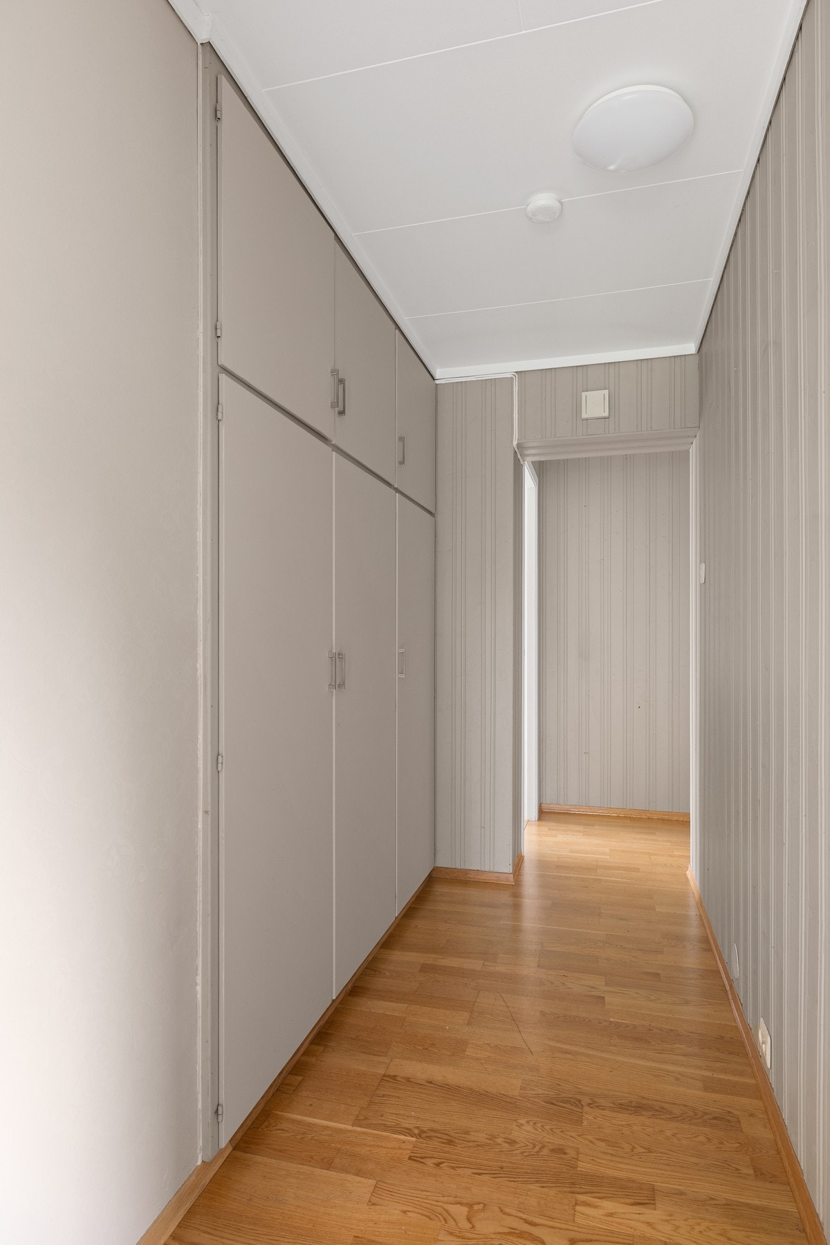 I gangen er det integrerte skap i veggen for god lagringsmulighet. Galleribilde