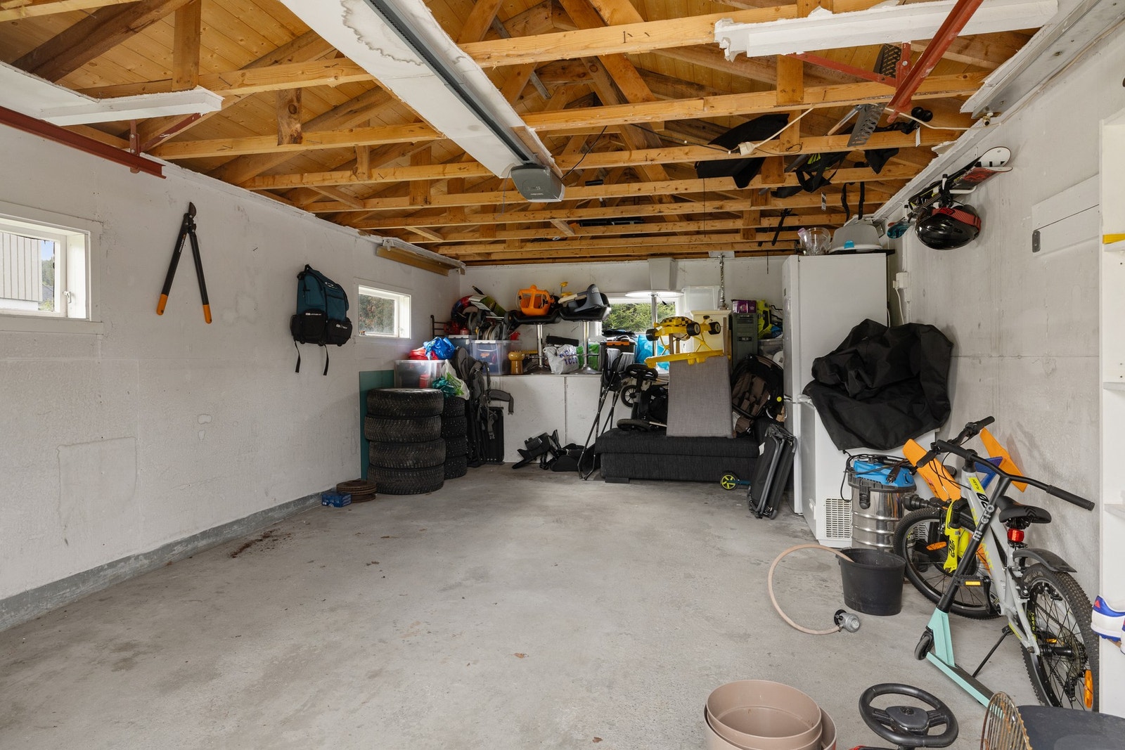 Garasjen har god plass til parkering av bil, og oppbevaring. Galleribilde