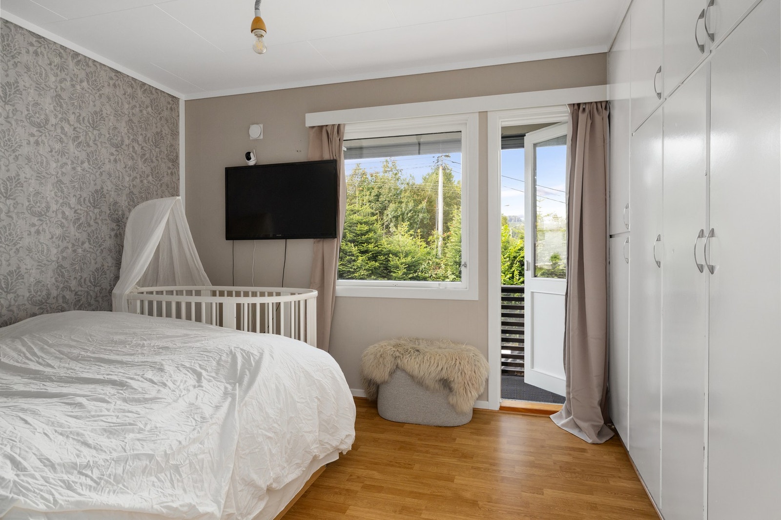 Det er integrerte skap i veggen. Utgang til en vestvendt veranda fra soverommet. Galleribilde