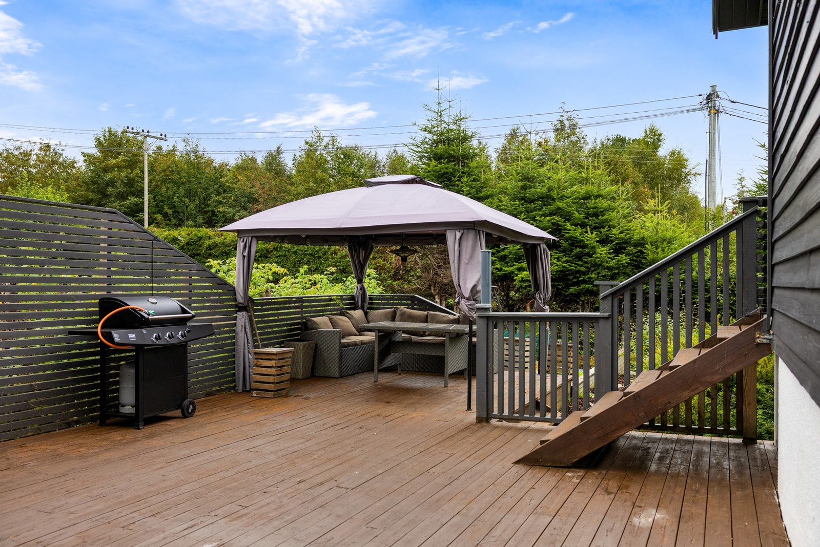 Terrasse mot sør og vest med god plass til møblering av loungegruppe og grill. Galleribilde
