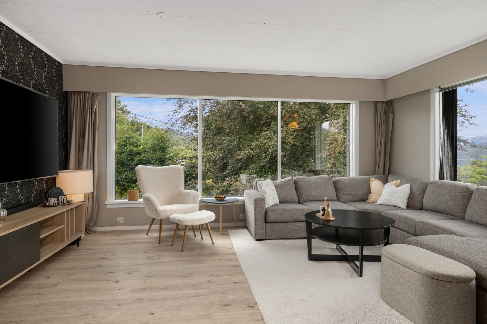 De store vindusflatene mot vest og nord slipper inn godt med naturlig lys i stua. Galleribilde