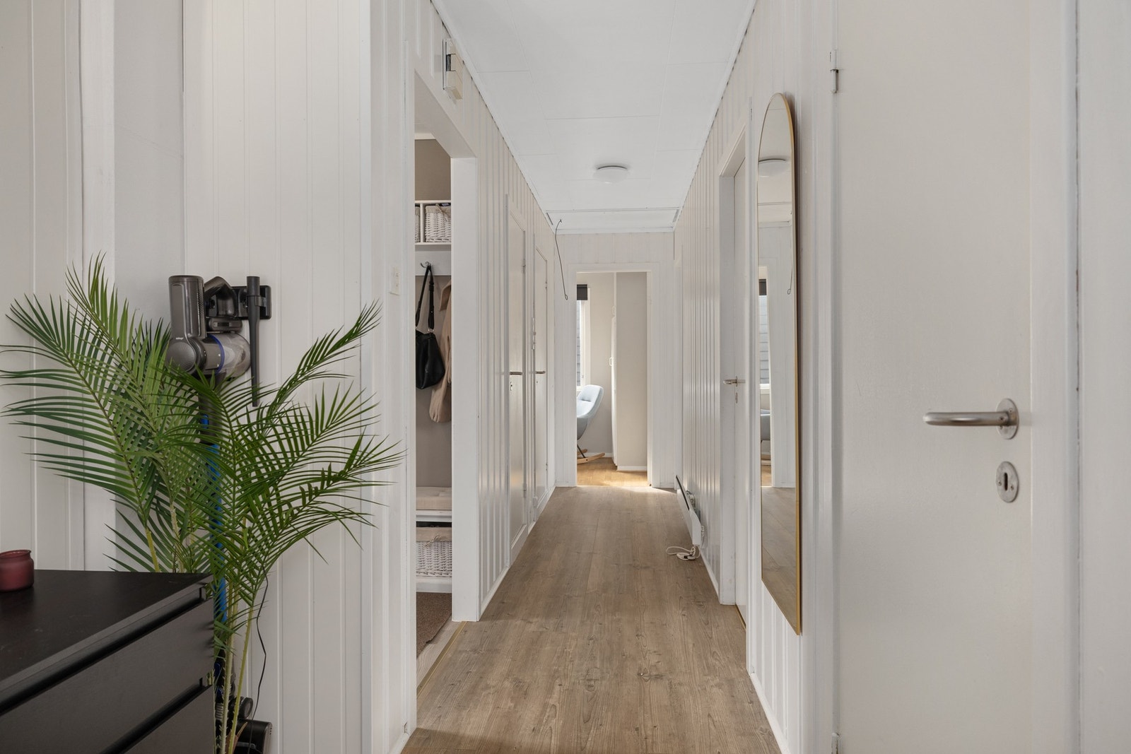 I denne etasjen er det entré, gang, 3 soverom, bad, vaskerom, wc, og stue/kjøkken. Galleribilde