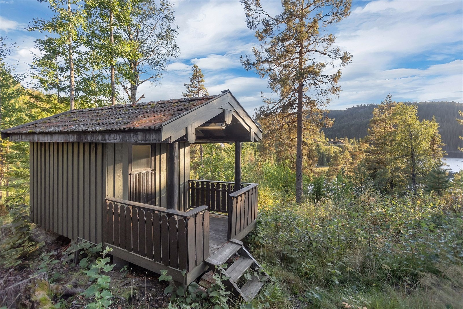 Frittstående anneks på tomten med overbygd inngangsparti. Galleribilde