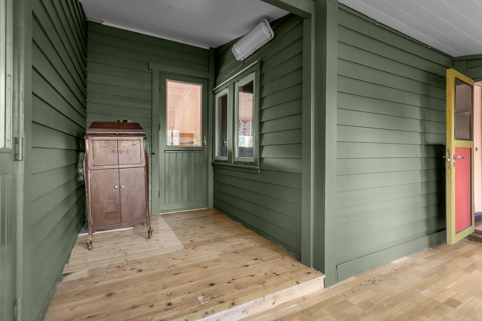 Inngangspartiet har tregulv og overflater i treverk. Galleribilde