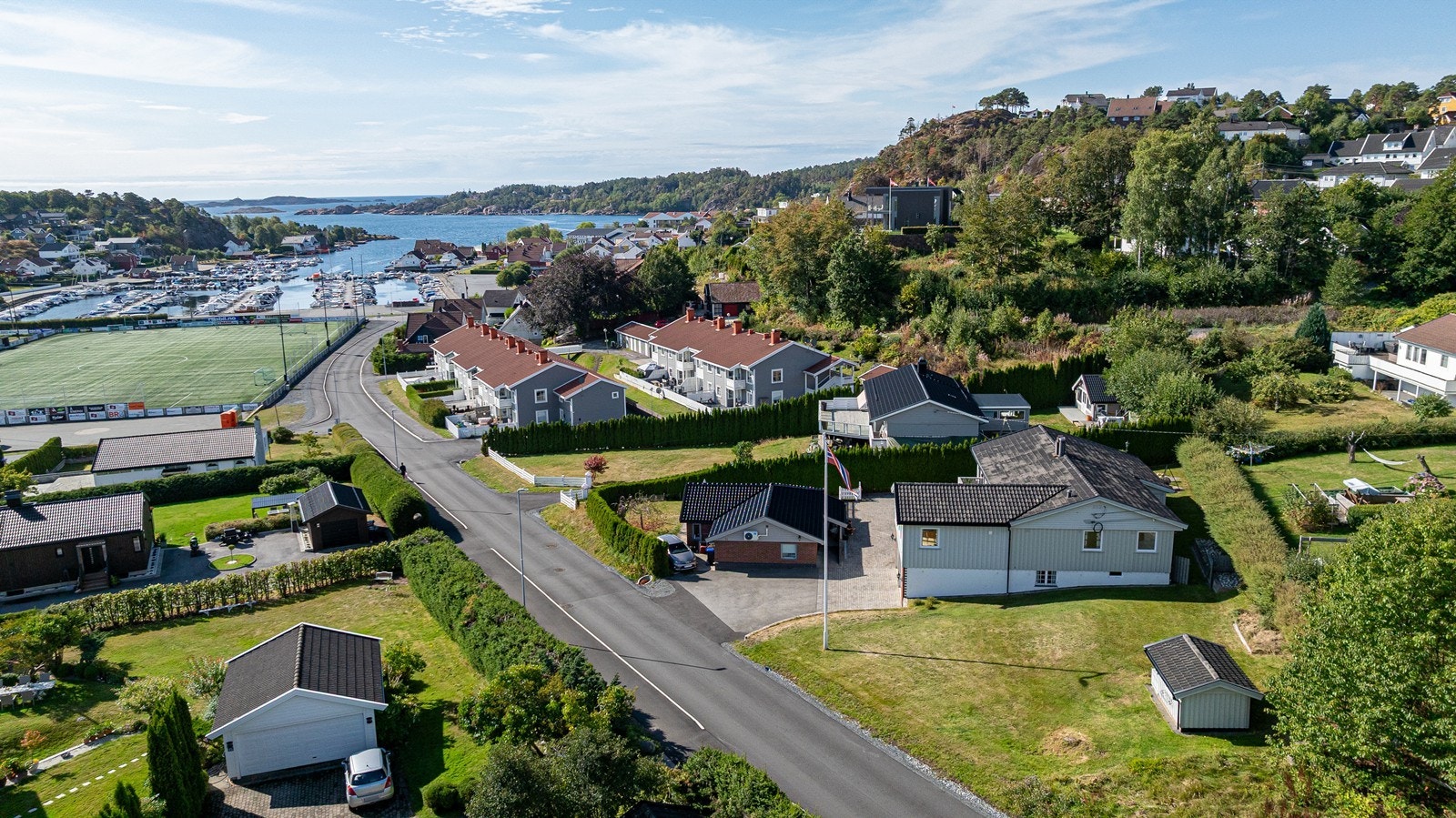 Området byr på mye grønt og vakker natur, med kort vei til sjøen og flere fine turområder. Galleribilde