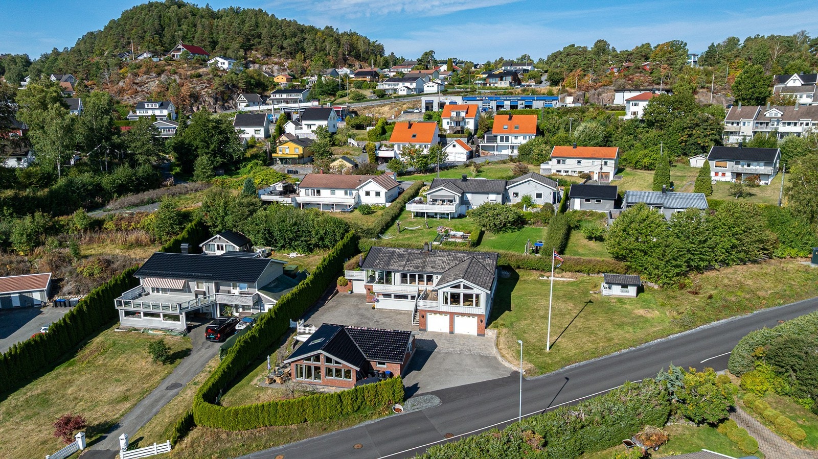 Eneboligen er en innholdsrik og pen familiebolig over to plan med hele tre garasjerplasser og en stor pent opparbeidet tomt. Galleribilde