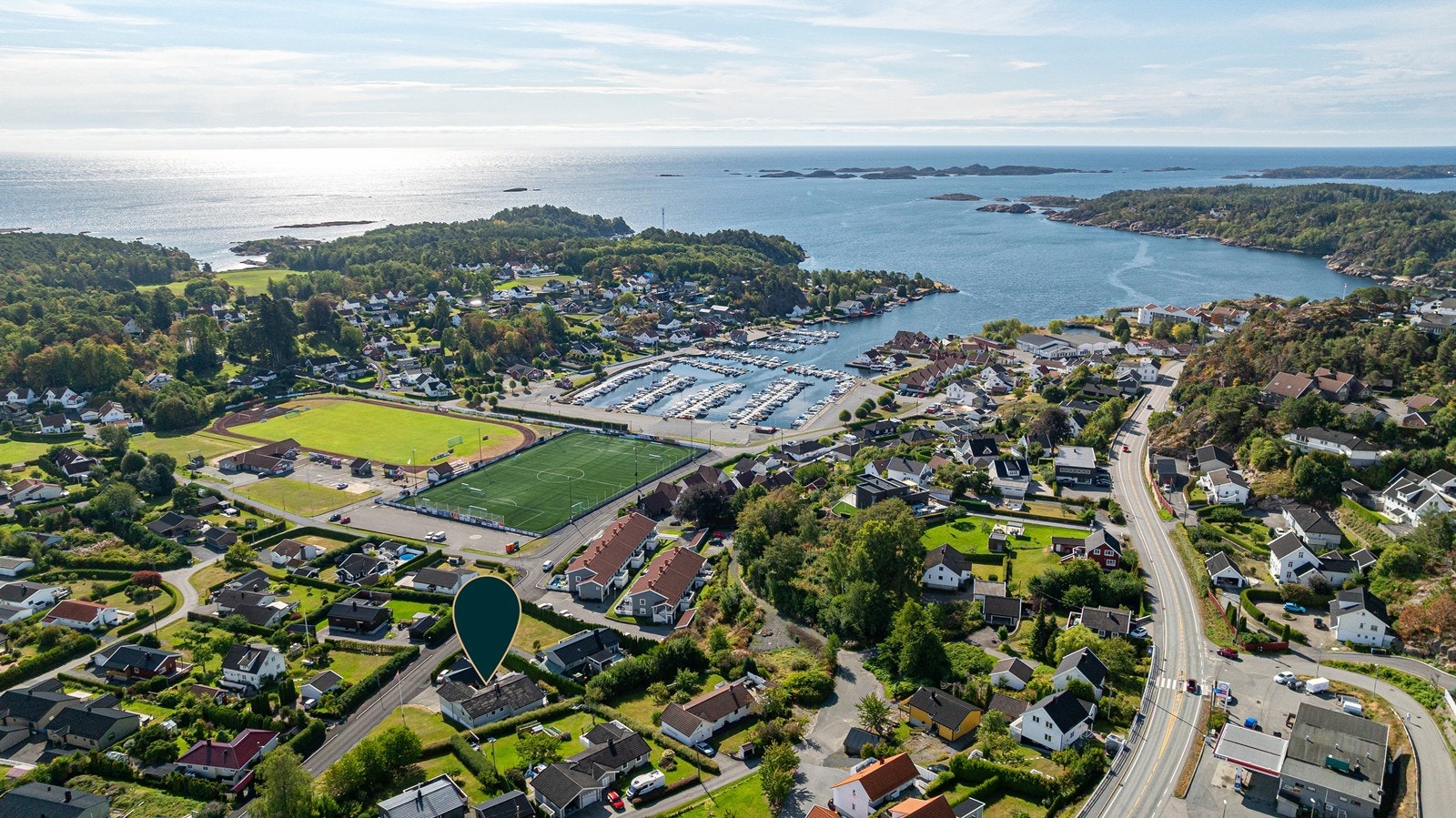 For fritidsaktiviteter er det gode tilbud i nærheten, med blant annet fotball, karate og biljardklubb. Nede ved sjøen ligger båthavna, hvor man enkelt kan komme seg ut i den nydelige skjærgården - og badstue på brygga gir en ekstra hyggelig ramme. Galleribilde