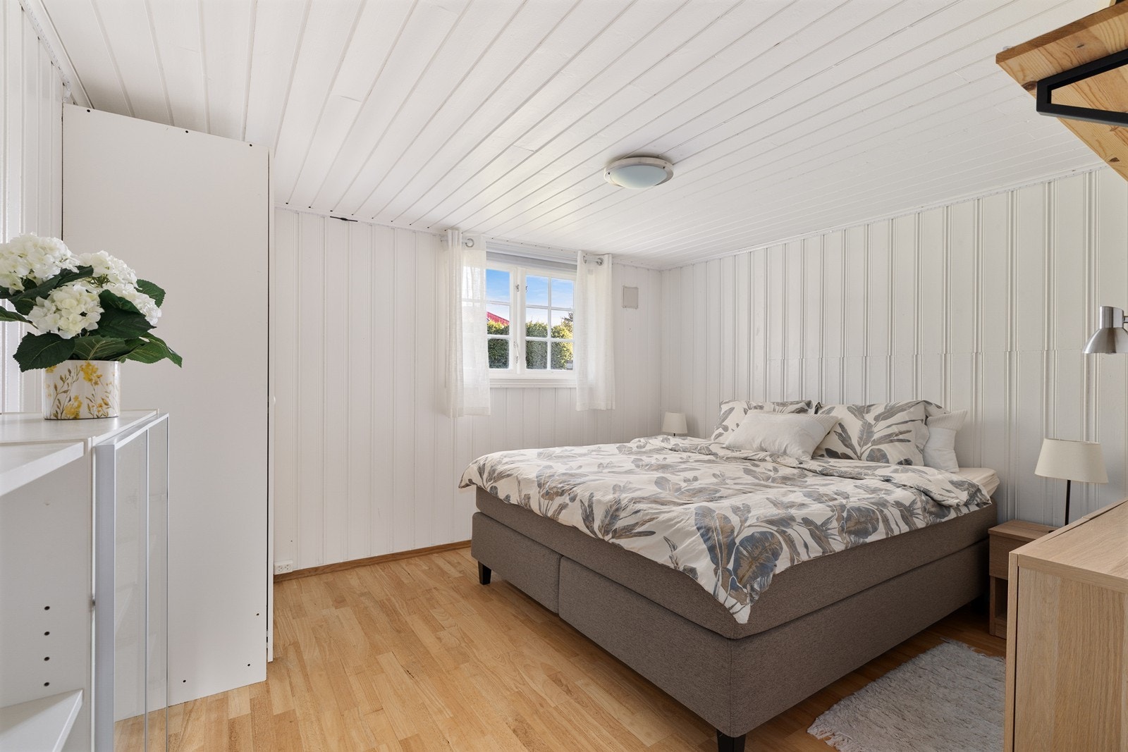 Soverommet i 1.etasje er av god størrelse, med god plass til dobbeltseng, skap eller øvrige oppbevaringsmuligheter. Galleribilde