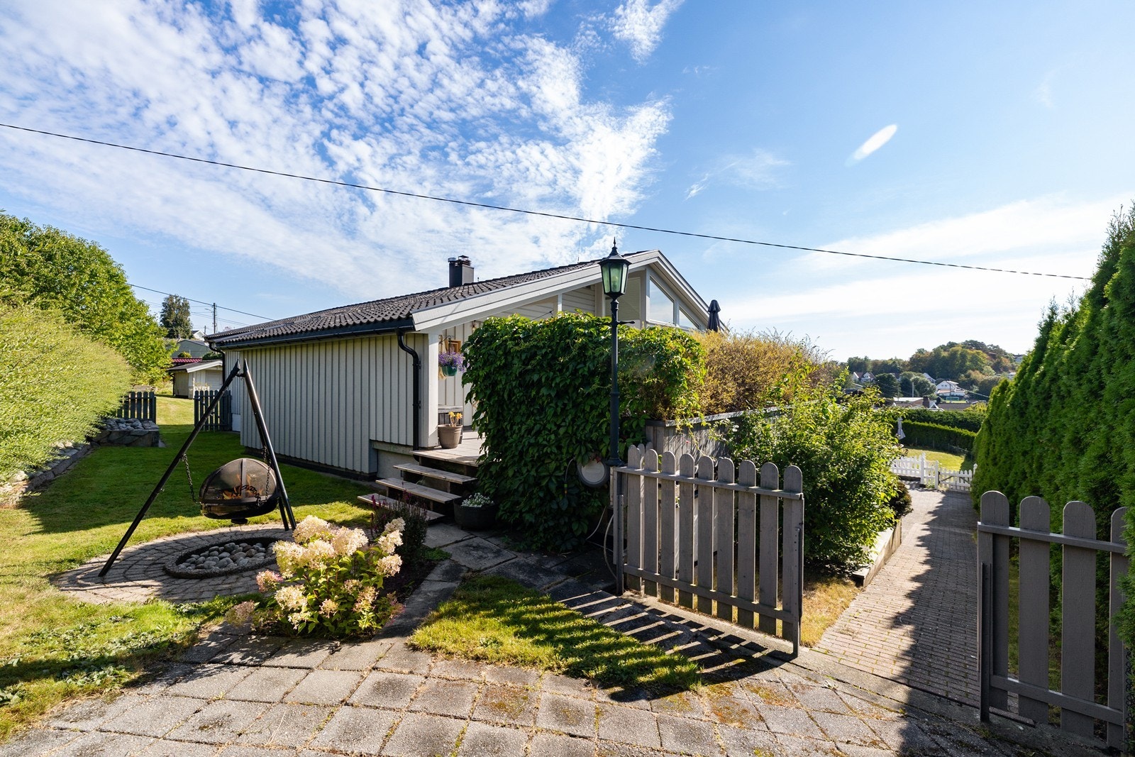 Nydelig bakhage, tilbaketrukket fra innsyn, med god plass til utfoldelse. Her er det mulig å sette inn resten av gjerdet, slik at det blir trygt og fint for både små tobeinte og firbeinte å lufte seg. Galleribilde