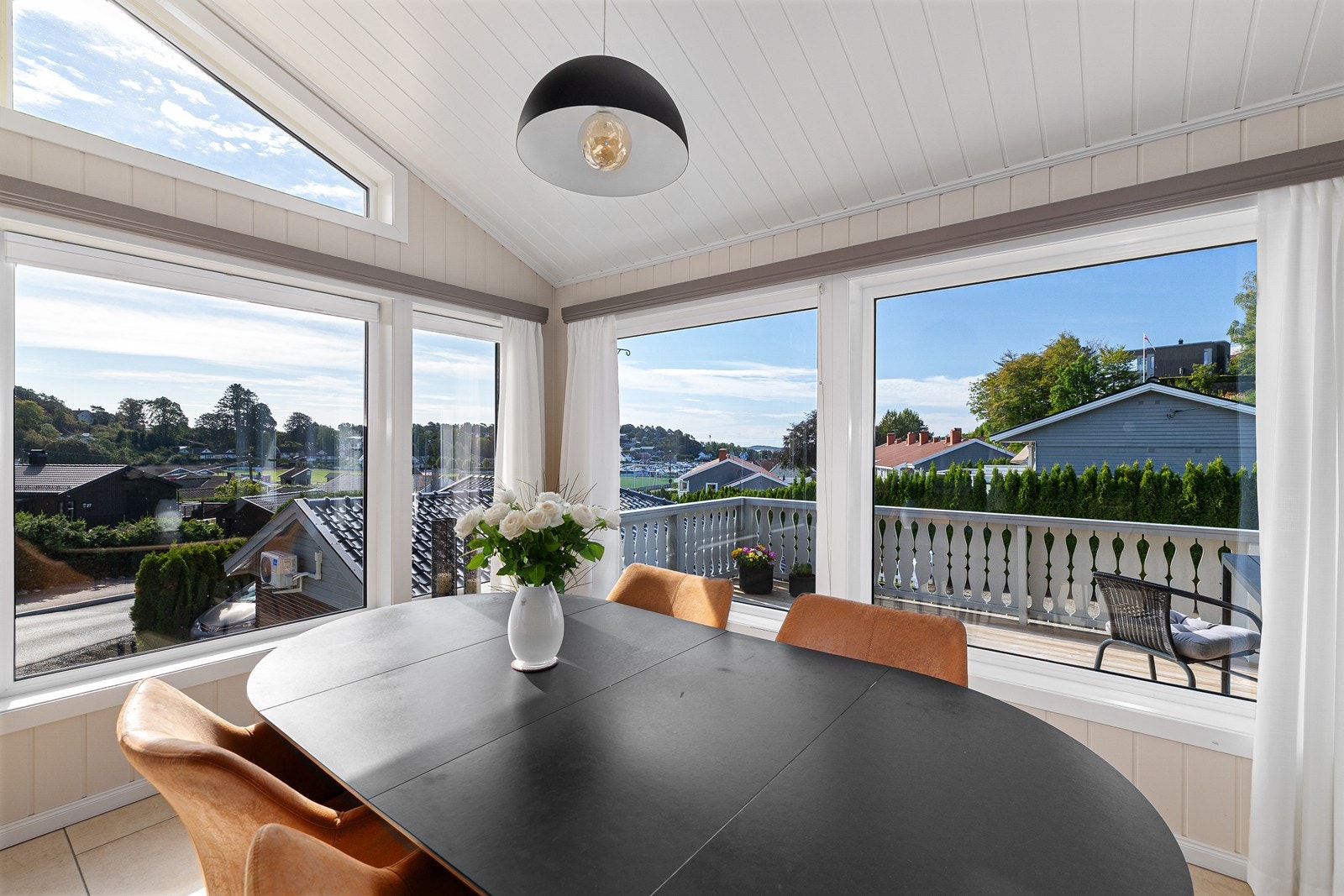Her kan du samle venner og familie til hyggelige stunder med sjøgløtt i horisonten og utsikt mot stadion, nabolaget og båthavna. Galleribilde