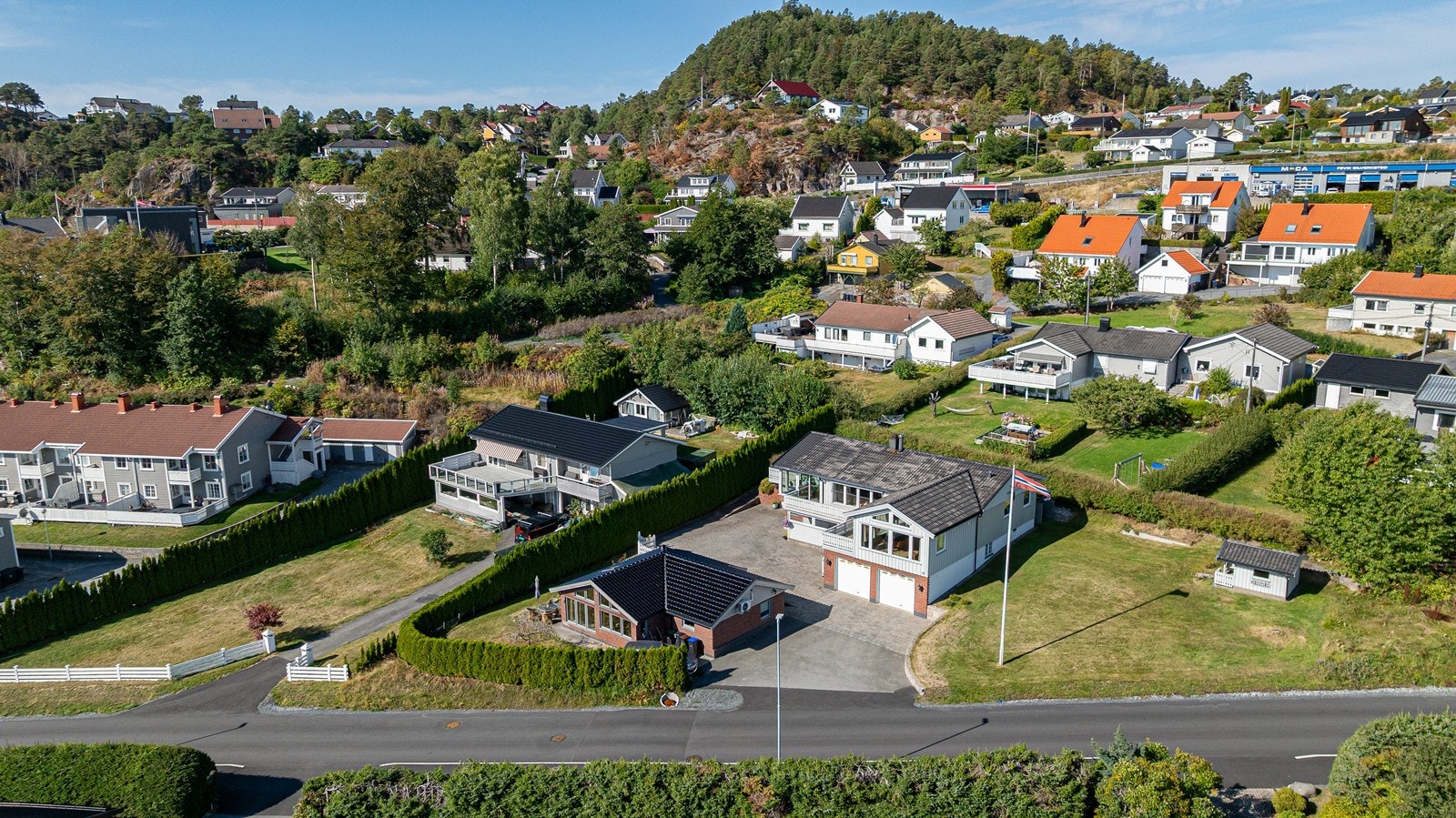 Her finner du både skole, barnehage, dagligvarebutikker, treningssenter, frisør, take-away, restaurant, velværesenter, legesenter, tannlege og bakeri, samt holdeplass for offentlig kommunikasjon - alt i gangavstand. Galleribilde