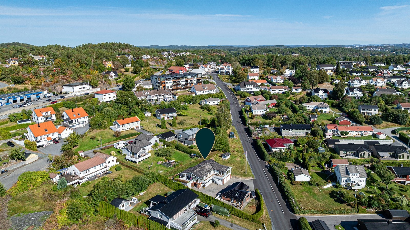 Boligen ligger midt mellom Grimstad og Arendal, med kort vei til alle fasiliteter i begge byer. Det er dessuten bare litt over en halvtime til Kjevik flyplass, Sørlandssenteret og Dyreparken. Galleribilde