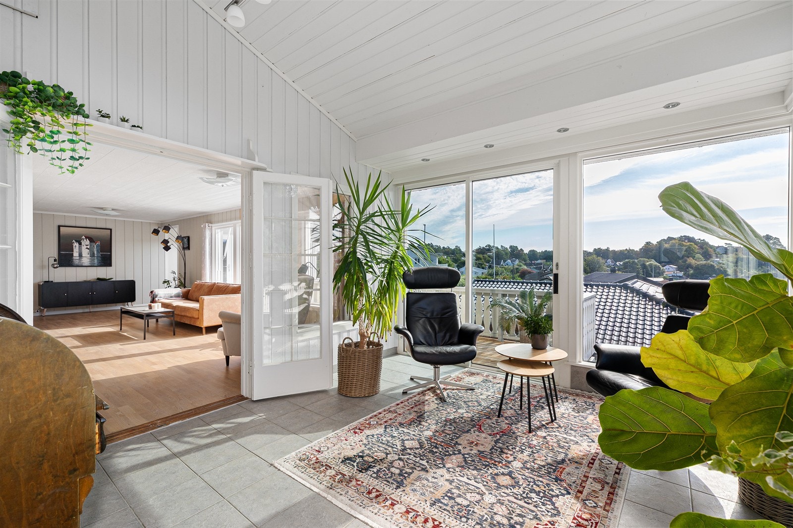 Som en naturlig forlengelse av stuen finner du en hyggelig sommerstue med store vindusflater og utgang til veranda og hage. Galleribilde