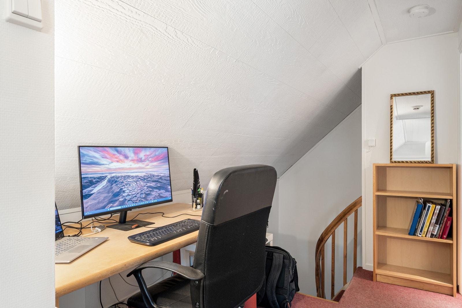 Praktisk kontor i tilknytning stuen i 2.etasje Galleribilde