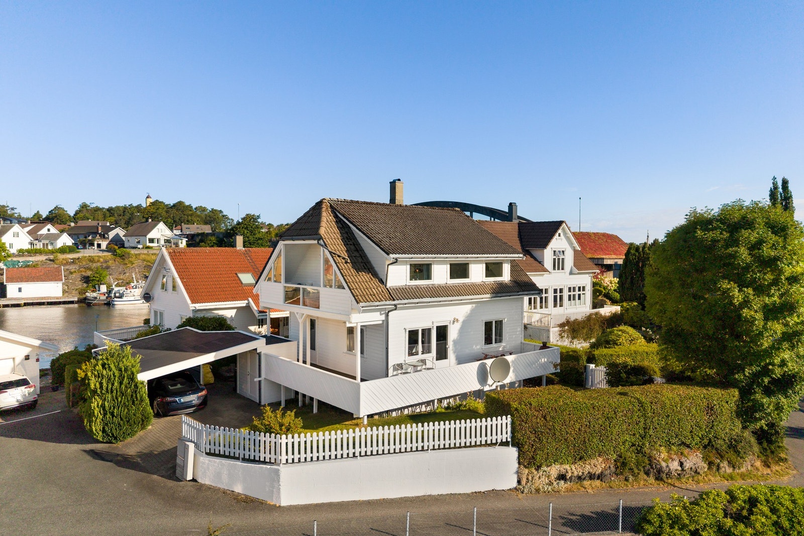Eiendommen har gode solforhold fra tidlig morgen og helt til sen kveld. Dette gir gode muligheter til å finne en solrik uteplass gjennom store deler av dagen, enten man ønsker å sitte ved huset, på verandaen eller trekke helt ned mot sjøen. Galleribilde