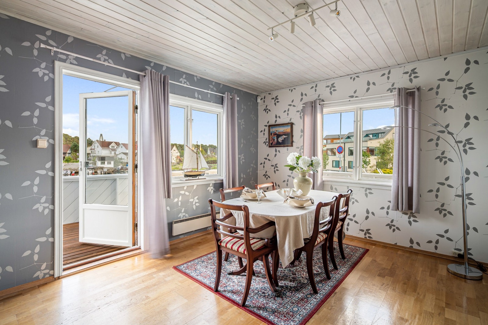 Hovedstuen i 1. etasje er et lunt og trivelig oppholdsrom med gode vindusflater og fin møbleringsfrihet. Galleribilde