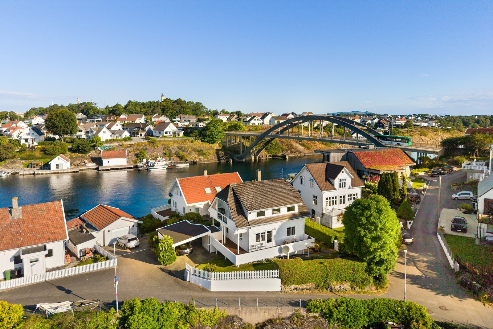 Eiendommen byr på varierte uteområder som strekker seg fra lune soner rundt boligen og helt ned til sjøen. Tomten er opparbeidet med plen, etablert beplantning og flere gode oppholdssoner, mens hekker og grønt gir en skjermet og hyggelig ramme rundt huset Galleribilde