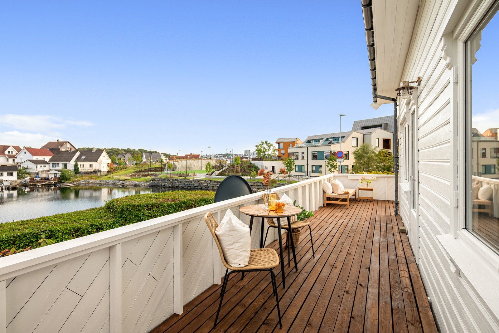 Ved 1. etasje ligger en terrasse på ca. 35 kvm med god plass til både spisebord, sittegruppe og annen utemøblering. Galleribilde