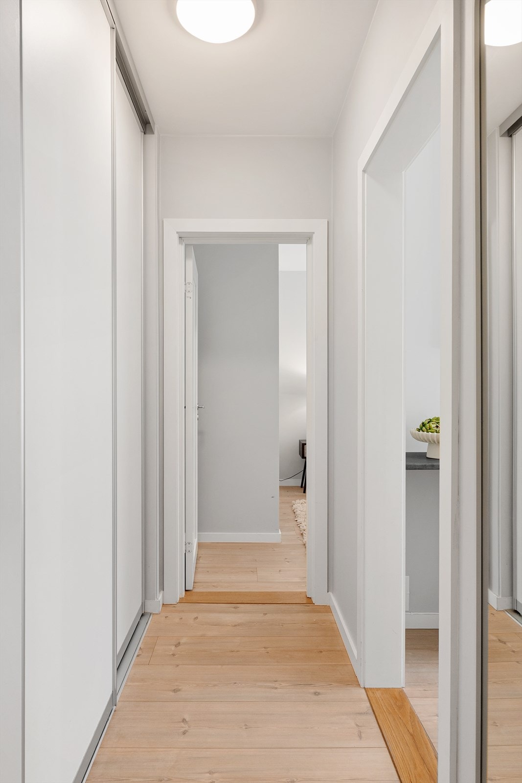 I gangen som leder til soverommet har du en stor garderobe Galleribilde