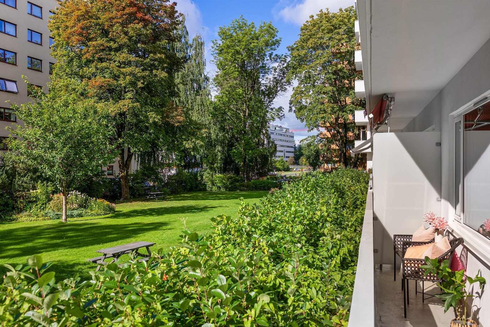 Boligen ligger fint til internt, og vender ut mot er frodig grøntareal Galleribilde