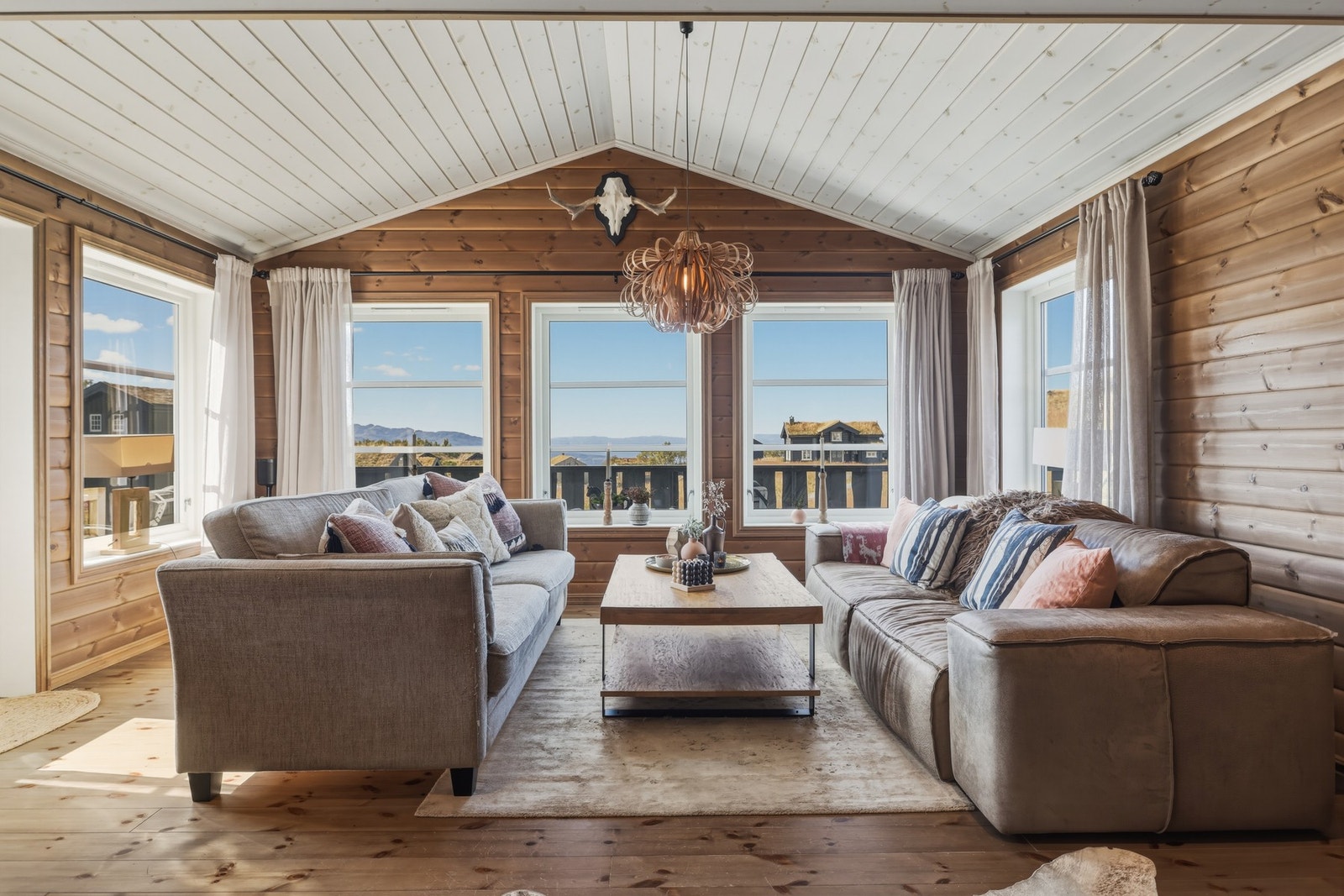 Fra rommet er det også utgang til flott veranda Galleribilde