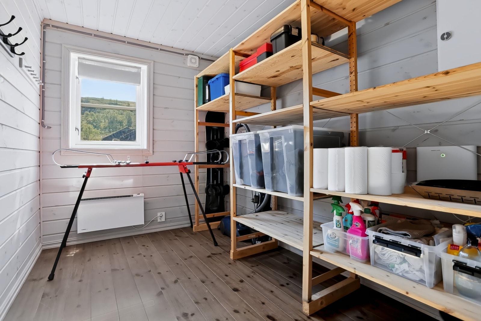 Soverom III som i dag brukes til oppbevaring. Rommet kan fint innredes med seng og garderobeskap ved ønske/behov Galleribilde