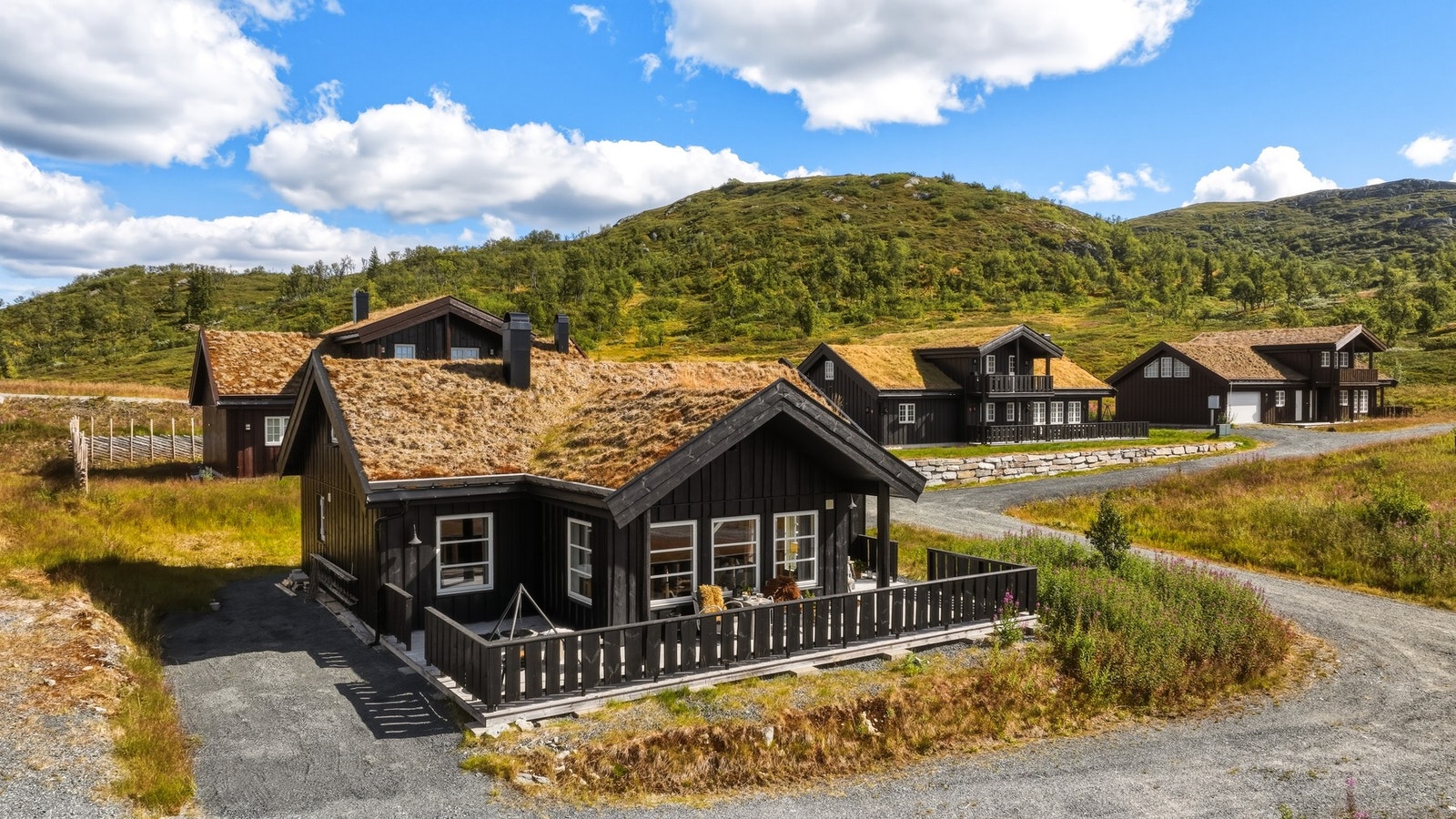 På sommerstid kan man gå milevis innover i høyfjellsterreng, eller rundløyper via merkede stier i fjellet Galleribilde