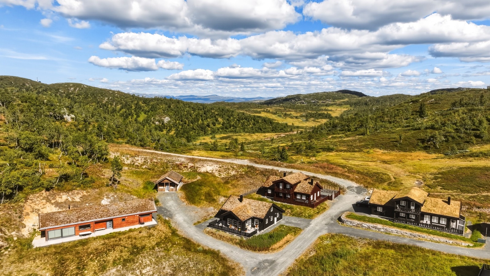 Tomten som ligger i forkant av hytta eies av selger og inngår ikke i salget. For interesserte kjøpere kan tomten imidlertid vurderes solgt etter nærmere avtale Galleribilde