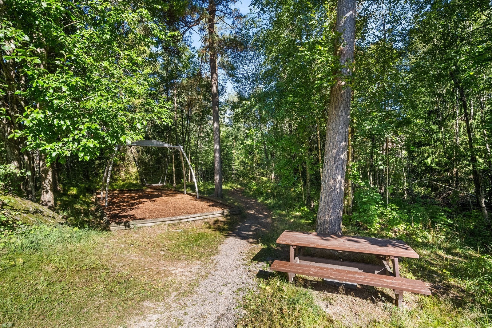 Rett utenfor døren finner du trivelige uteområder med plass til både lek og opphold - eller følg stien inn i skogen og sett hverdagen litt på pause! Galleribilde