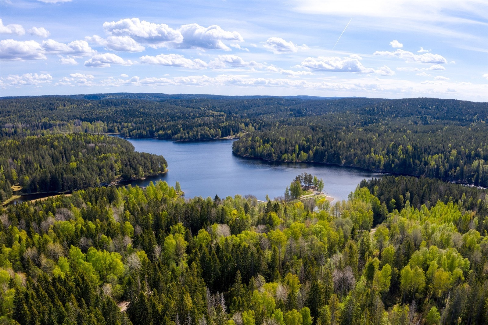 Nøklevann med badeplass og løyper året rundt ligger få minutter unna til fots. Galleribilde