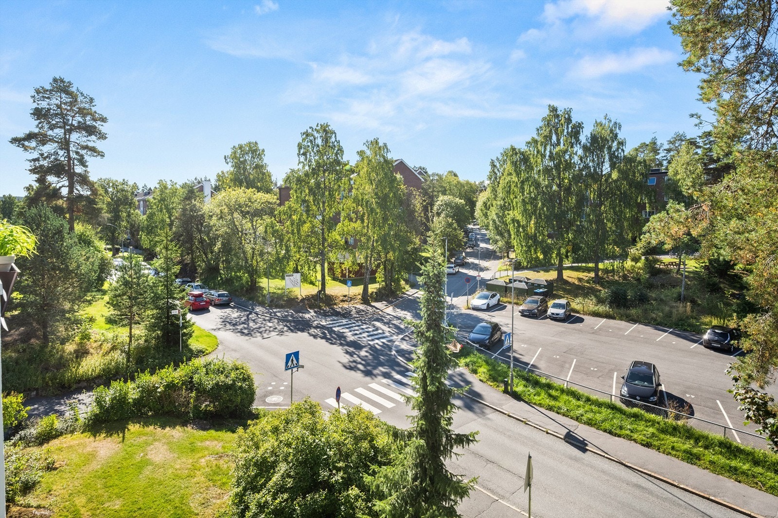 Fra stuen har man et luftig utsyn mot grønne omgivelser og nærområdet, med store vindusflater som gir rommet godt med naturlig lys. Galleribilde