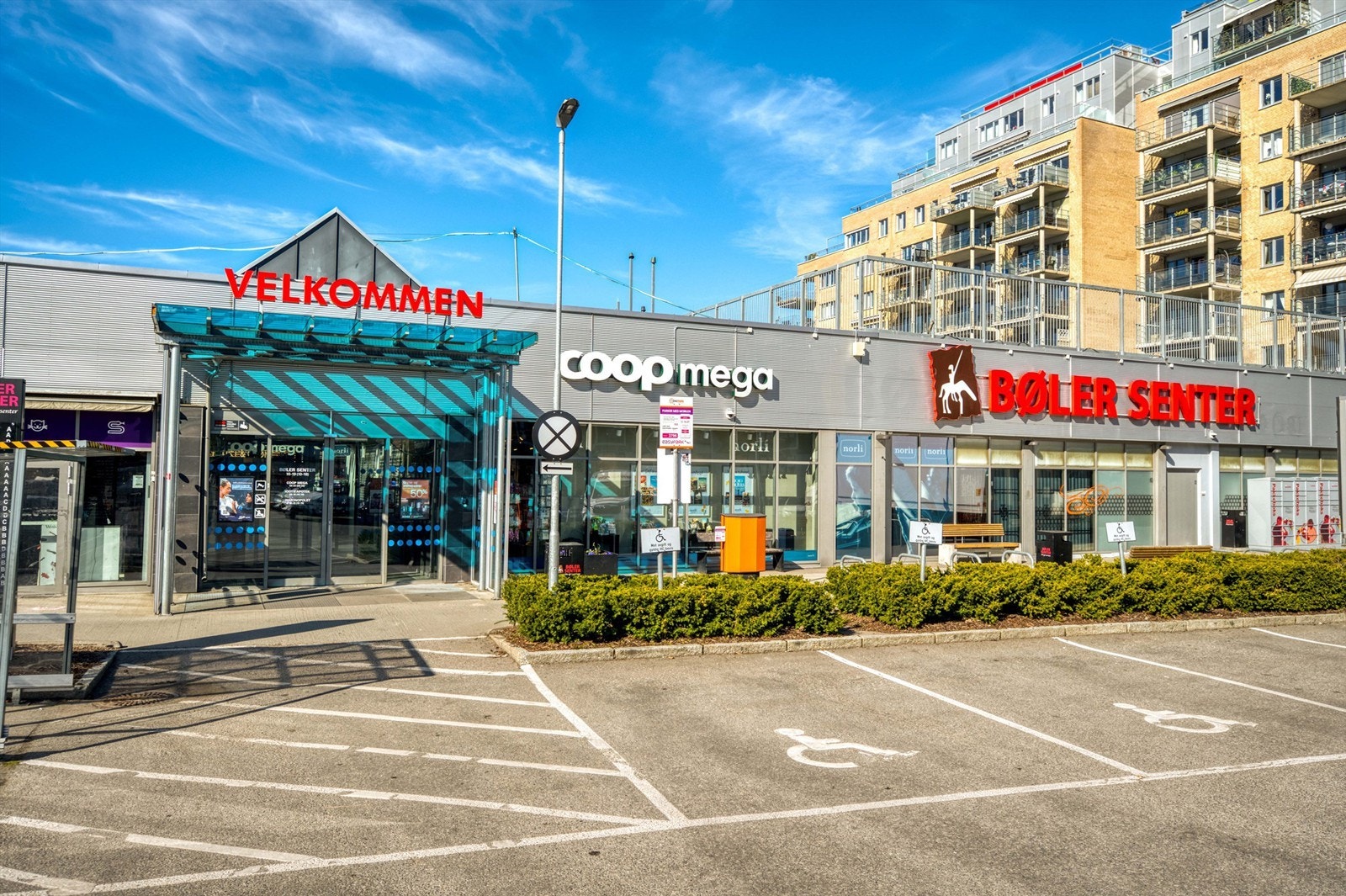 Bøler Senter ligger i umiddelbar nærhet og tilbyr et bredt utvalg av butikker, servicetjenester, helsetilbud og koselige kafeer - alt du trenger, rett i nærmiljøet! Galleribilde