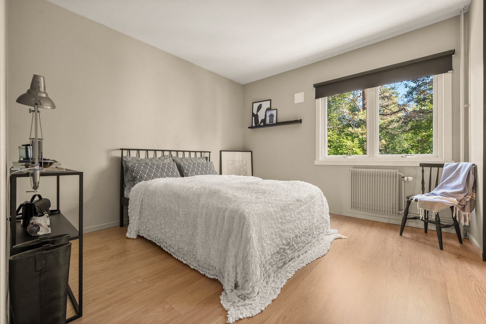 Hovedsoverommet har god plass til dobbeltseng, stor garderobeløsning med speilfronter og rom for annet nødvendig møblement. Galleribilde