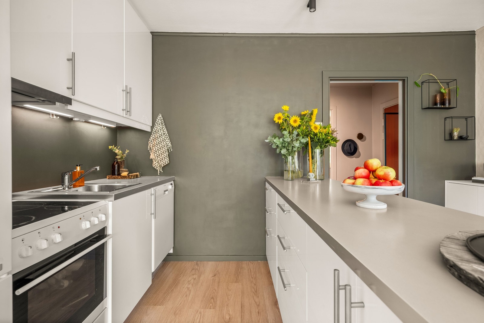 Praktisk kjøkken fra IKEA med lyse og glatte fronter, laminert benkeplate og masse lagringsplass! Galleribilde