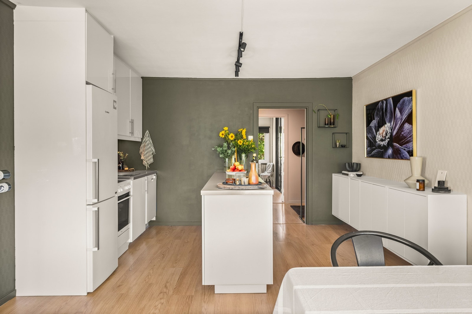 Og med det følger heller ikke noe tap av verken arbeidsplass eller lagringsplass på kjøkkenet! Galleribilde